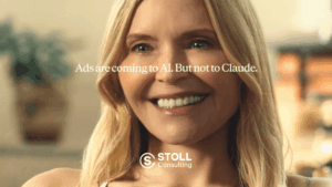 Anthropic attackiert OpenAI mit Super-Bowl-Ad: die psychologische Wirkung. Beitragsbild von STOLL Consulting zur Werbepsychologie im KI-Markt, wie Anthropic OpenAI durch gezielte Kommunikation und Super-Bowl-Werbung in eine psychologische Defensive zwingt.